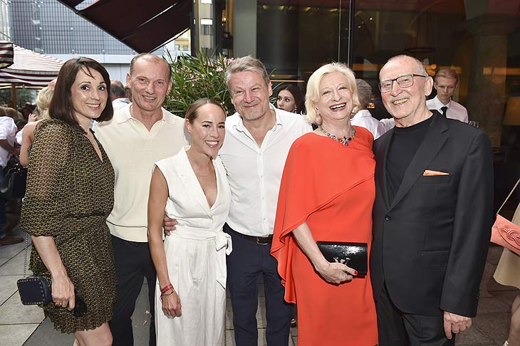 Rudi Kull (Inhaber Brenner) Frau Irina Kull und Albert Weinzierl (Inhaber Brenner) mit Sarah Kraatz und Gisbert Dreyer mit Frau Jenny Dreyer 20 Jahre Brenner, Sommerfest in München am 20.07.2023  ©Foto: Brauer Photos / Goran Nitschke für Kull & Weinzierl
